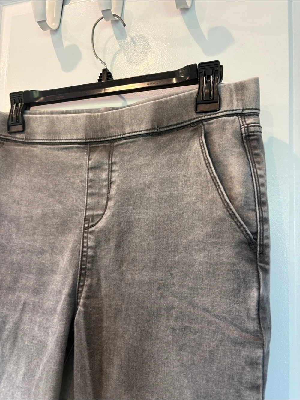 Denizen Levi’s Women’s Gray Ribbed-Knee Stretch Jeans